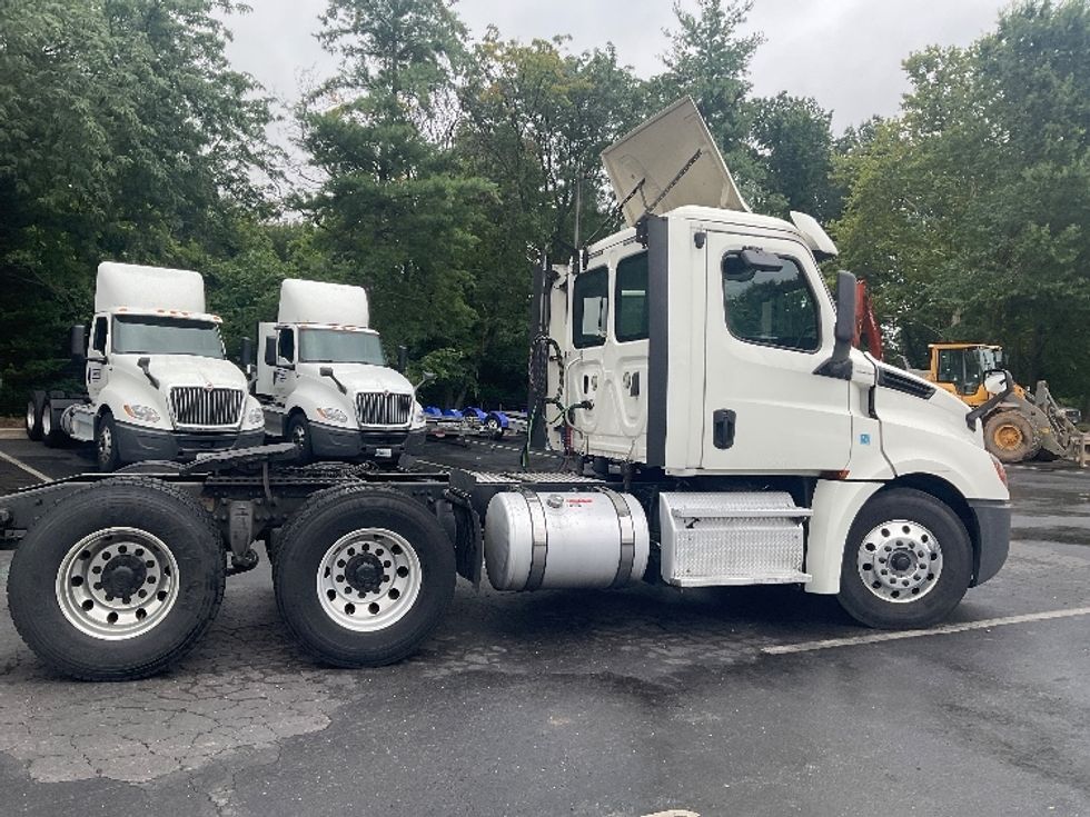 Day Cab Tractor-Heavy Duty Tractors-Freightliner-2019-T12664ST-Capitol Heights-MD-385,271\n\t\tmiles-$ 45,500 - Image 8