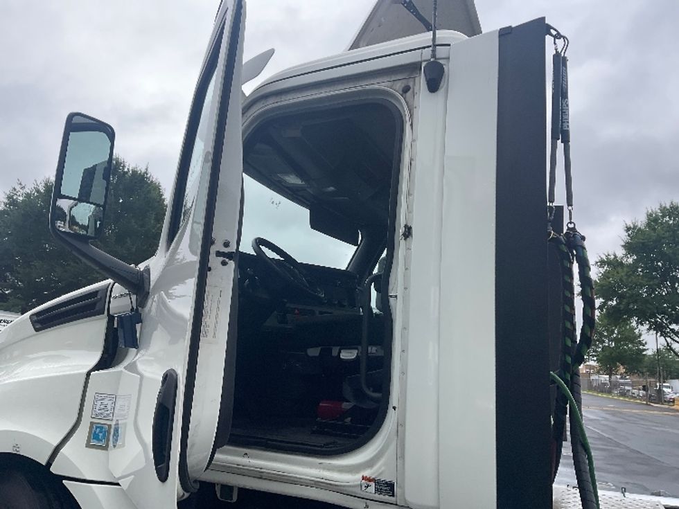 Day Cab Tractor-Heavy Duty Tractors-Freightliner-2019-T12664ST-Capitol Heights-MD-385,271\n\t\tmiles-$ 45,500 - Image 9