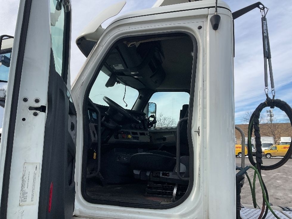 Day Cab Tractor-Heavy Duty Tractors-Freightliner-2019-T12664ST-Capitol Heights-MD-389,876\n\t\tmiles-$ 49,750 - Image 9