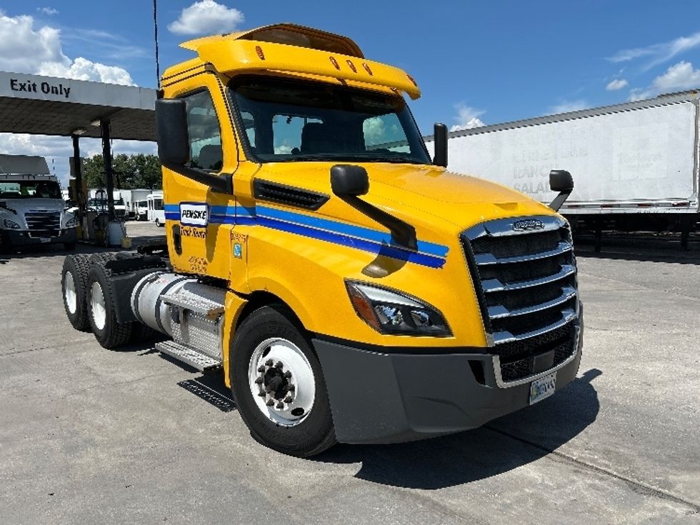 Day Cab Tractor-Heavy Duty Tractors-Freightliner-2019-T12664ST-Capitol Heights-MD-398,193\n\t\tmiles-$ 39,000 - Image 1