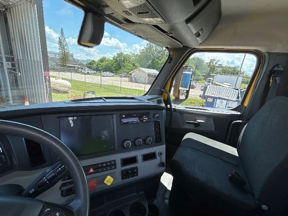 Day Cab Tractor-Heavy Duty Tractors-Freightliner-2019-T12664ST-Capitol Heights-MD-398,193\n\t\tmiles-$ 39,000 - Image 10
