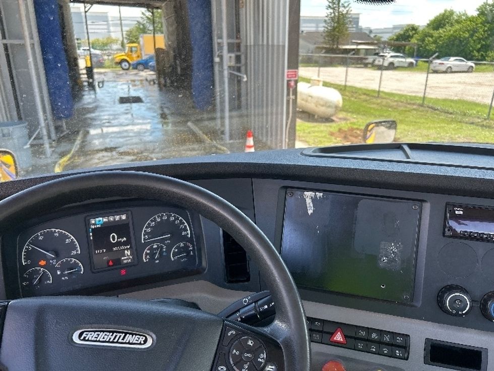 Day Cab Tractor-Heavy Duty Tractors-Freightliner-2019-T12664ST-Capitol Heights-MD-398,193\n\t\tmiles-$ 39,000 - Image 11