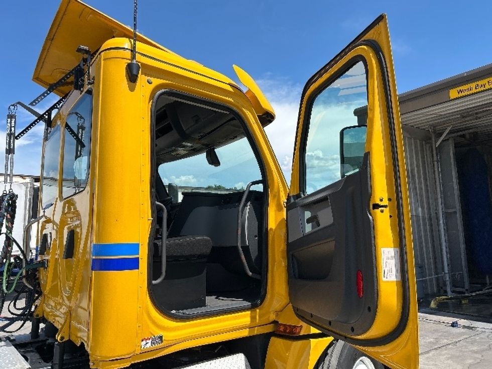 Day Cab Tractor-Heavy Duty Tractors-Freightliner-2019-T12664ST-Capitol Heights-MD-398,193\n\t\tmiles-$ 39,000 - Image 12