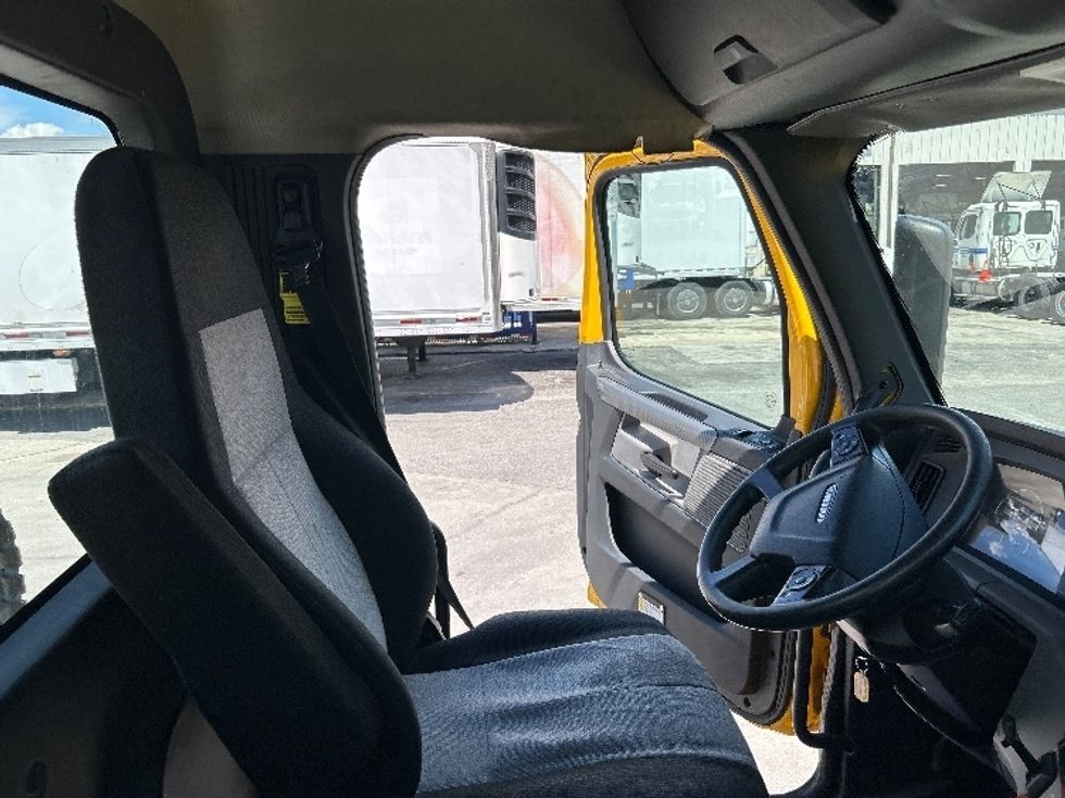 Day Cab Tractor-Heavy Duty Tractors-Freightliner-2019-T12664ST-Capitol Heights-MD-398,193\n\t\tmiles-$ 39,000 - Image 14