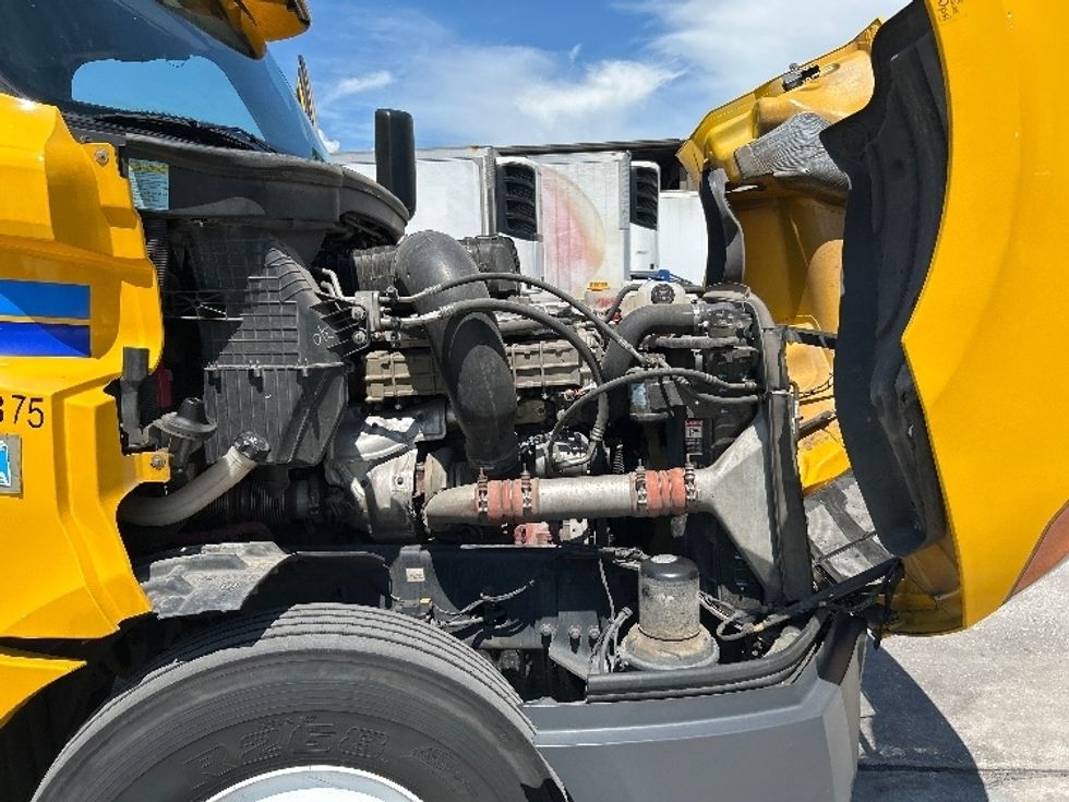 Day Cab Tractor-Heavy Duty Tractors-Freightliner-2019-T12664ST-Capitol Heights-MD-398,193\n\t\tmiles-$ 39,000 - Image 15
