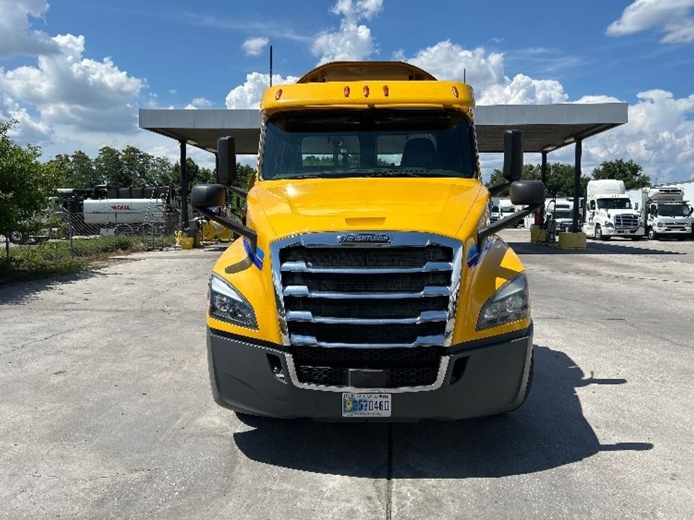 Day Cab Tractor-Heavy Duty Tractors-Freightliner-2019-T12664ST-Capitol Heights-MD-398,193\n\t\tmiles-$ 39,000 - Image 2