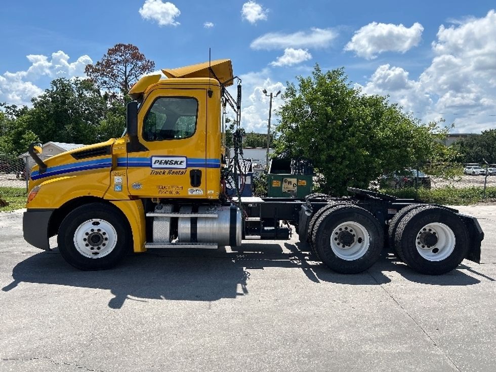 Day Cab Tractor-Heavy Duty Tractors-Freightliner-2019-T12664ST-Capitol Heights-MD-398,193\n\t\tmiles-$ 39,000 - Image 4