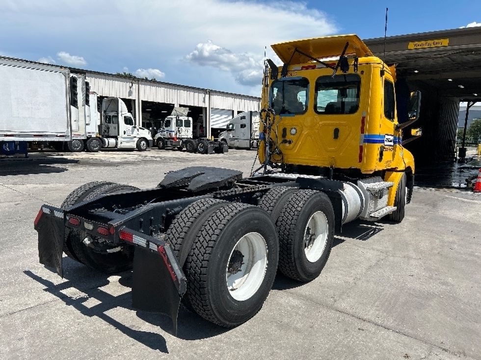 Day Cab Tractor-Heavy Duty Tractors-Freightliner-2019-T12664ST-Capitol Heights-MD-398,193\n\t\tmiles-$ 39,000 - Image 7