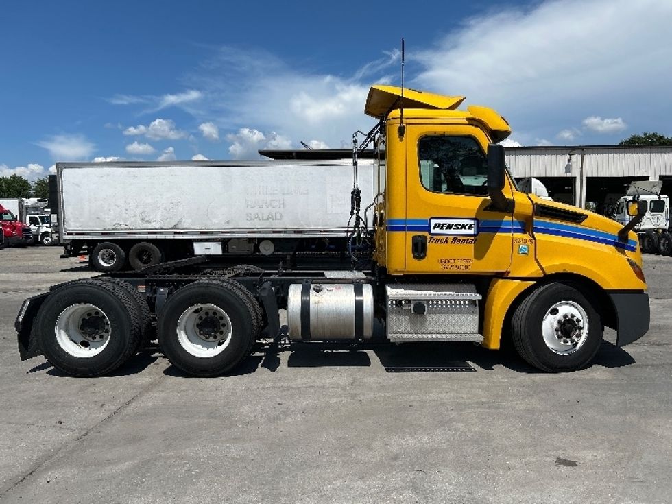 Day Cab Tractor-Heavy Duty Tractors-Freightliner-2019-T12664ST-Capitol Heights-MD-398,193\n\t\tmiles-$ 39,000 - Image 8