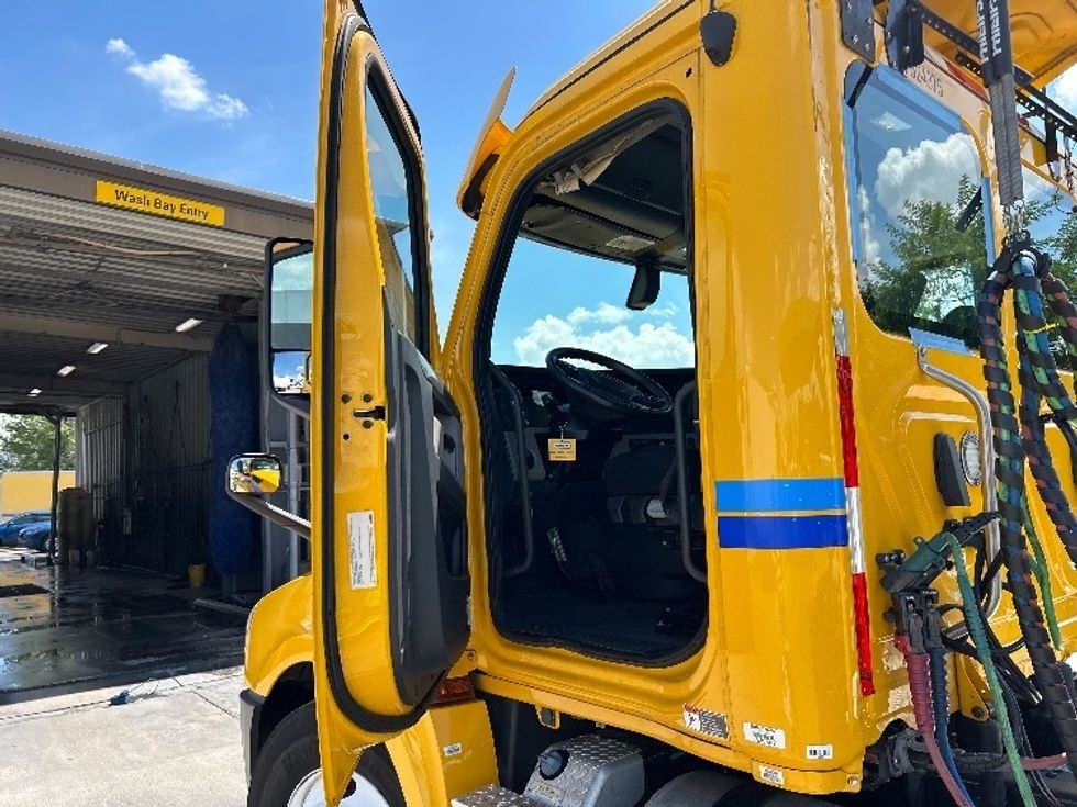 Day Cab Tractor-Heavy Duty Tractors-Freightliner-2019-T12664ST-Capitol Heights-MD-398,193\n\t\tmiles-$ 39,000 - Image 9