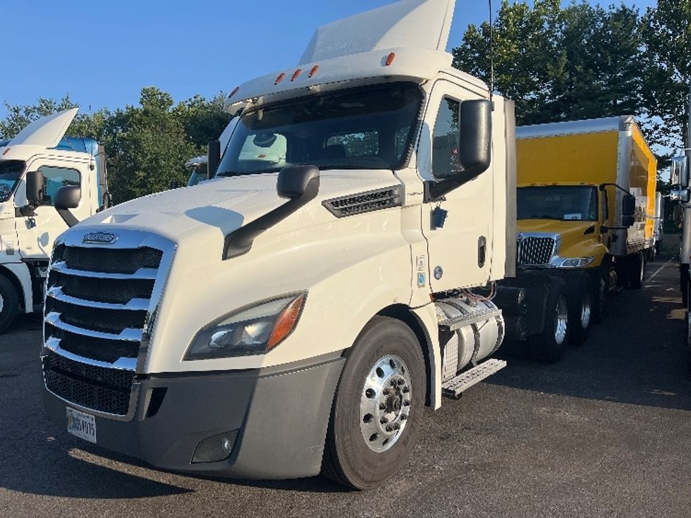 Day Cab Tractor-Heavy Duty Tractors-Freightliner-2019-T12664ST-Capitol Heights-MD-400,801\n\t\tmiles-$ 36,250 - Image 1