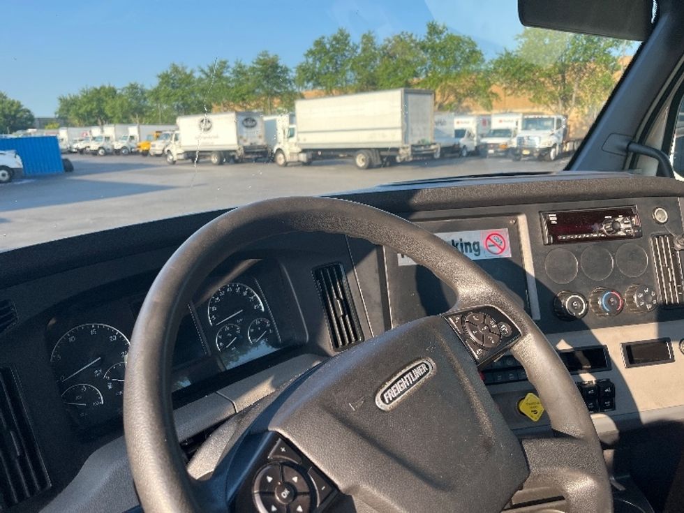 Day Cab Tractor-Heavy Duty Tractors-Freightliner-2019-T12664ST-Capitol Heights-MD-400,801\n\t\tmiles-$ 36,250 - Image 10