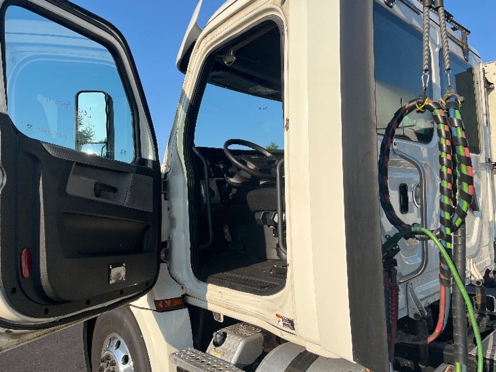 Day Cab Tractor-Heavy Duty Tractors-Freightliner-2019-T12664ST-Capitol Heights-MD-400,801\n\t\tmiles-$ 36,250 - Image 11