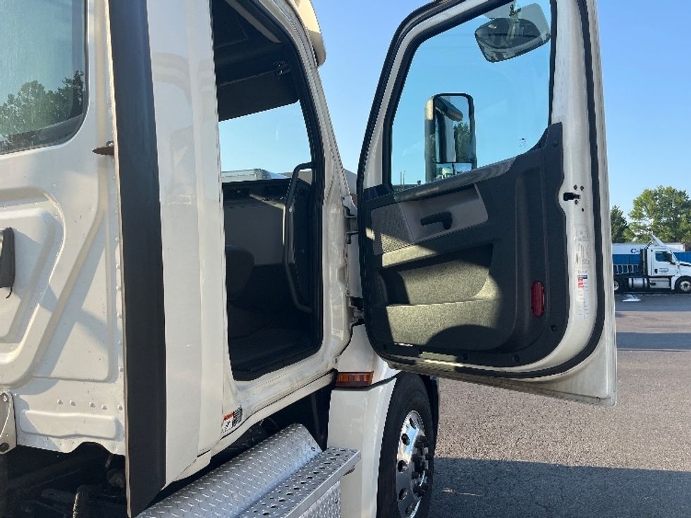 Day Cab Tractor-Heavy Duty Tractors-Freightliner-2019-T12664ST-Capitol Heights-MD-400,801\n\t\tmiles-$ 36,250 - Image 12