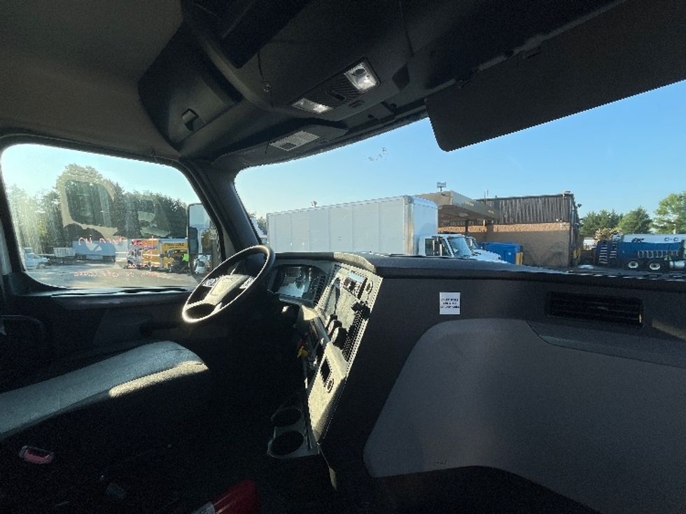 Day Cab Tractor-Heavy Duty Tractors-Freightliner-2019-T12664ST-Capitol Heights-MD-400,801\n\t\tmiles-$ 36,250 - Image 14
