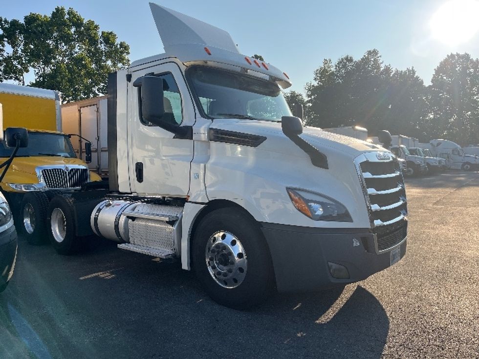 Day Cab Tractor-Heavy Duty Tractors-Freightliner-2019-T12664ST-Capitol Heights-MD-400,801\n\t\tmiles-$ 36,250 - Image 3