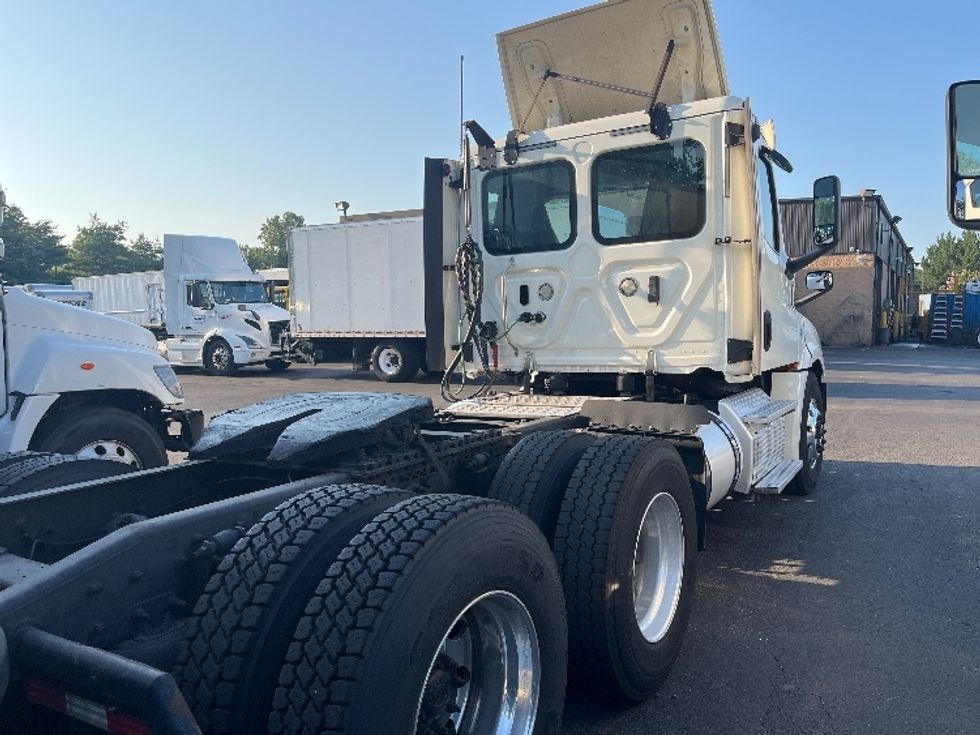 Day Cab Tractor-Heavy Duty Tractors-Freightliner-2019-T12664ST-Capitol Heights-MD-400,801\n\t\tmiles-$ 36,250 - Image 5