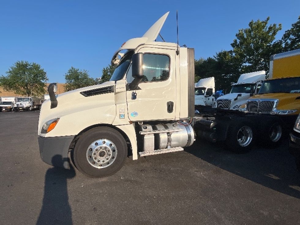 Day Cab Tractor-Heavy Duty Tractors-Freightliner-2019-T12664ST-Capitol Heights-MD-400,801\n\t\tmiles-$ 36,250 - Image 8