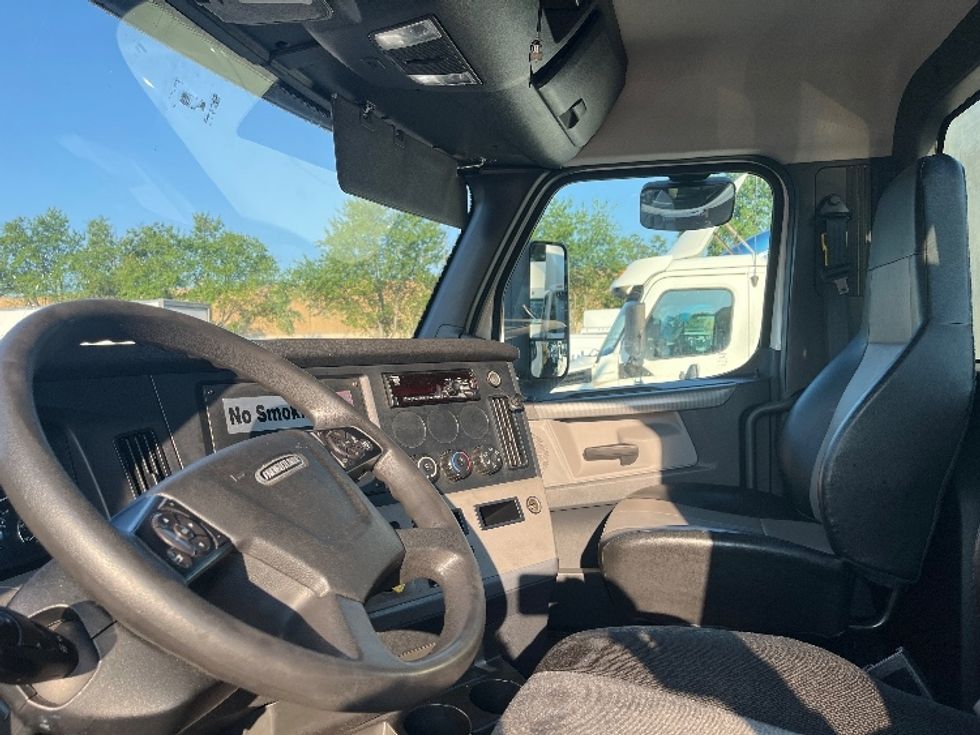 Day Cab Tractor-Heavy Duty Tractors-Freightliner-2019-T12664ST-Capitol Heights-MD-400,801\n\t\tmiles-$ 36,250 - Image 9