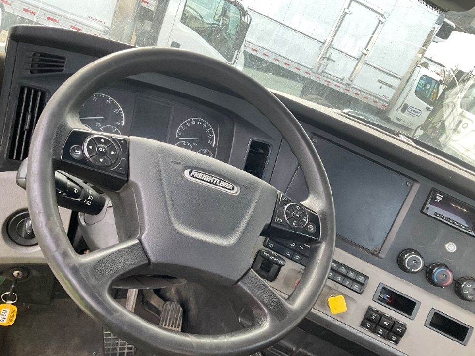 Day Cab Tractor-Heavy Duty Tractors-Freightliner-2019-T12664ST-Capitol Heights-MD-402,772\n\t\tmiles-$ 39,750 - Image 11