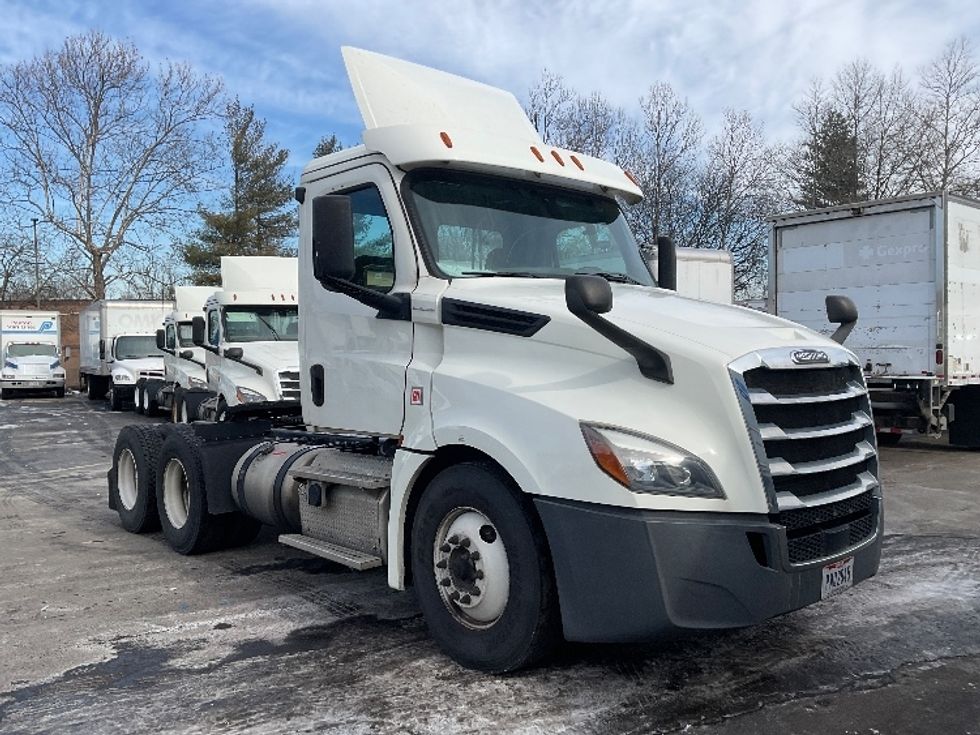 Day Cab Tractor-Heavy Duty Tractors-Freightliner-2019-T12664ST-Capitol Heights-MD-402,772\n\t\tmiles-$ 39,750 - Image 3
