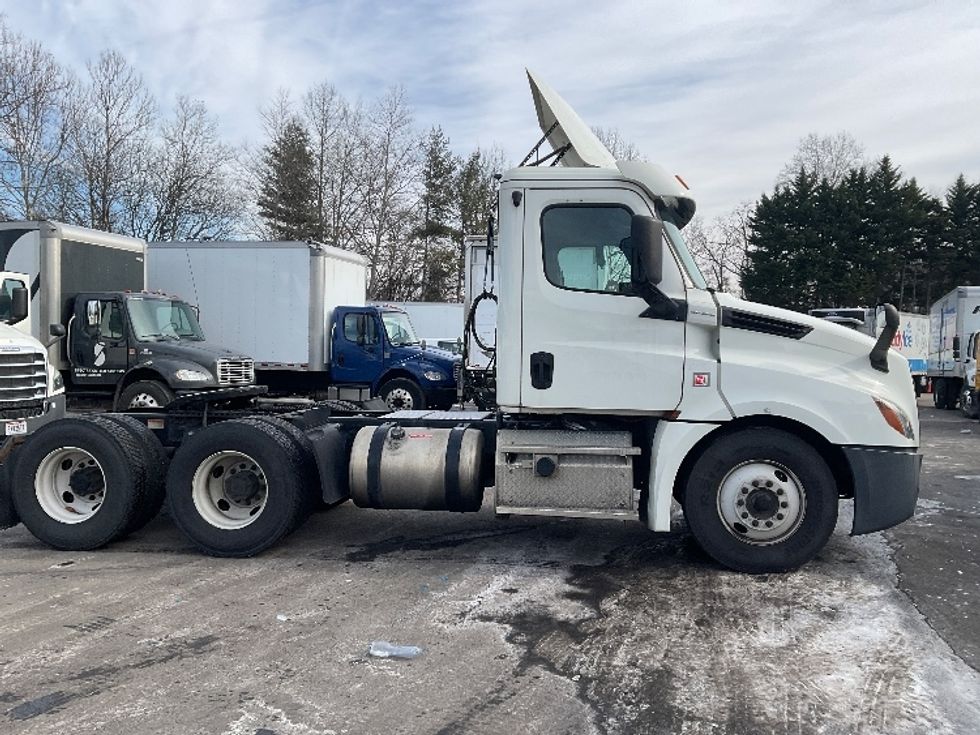 Day Cab Tractor-Heavy Duty Tractors-Freightliner-2019-T12664ST-Capitol Heights-MD-402,772\n\t\tmiles-$ 39,750 - Image 4