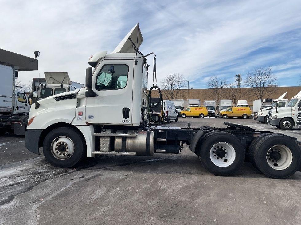 Day Cab Tractor-Heavy Duty Tractors-Freightliner-2019-T12664ST-Capitol Heights-MD-402,772\n\t\tmiles-$ 39,750 - Image 8