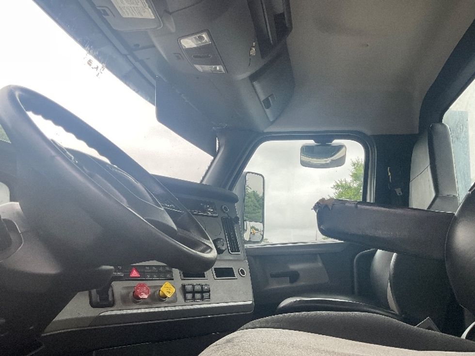 Day Cab Tractor-Heavy Duty Tractors-Freightliner-2019-T12664ST-Capitol Heights-MD-404,250\n\t\tmiles-$ 36,000 - Image 10