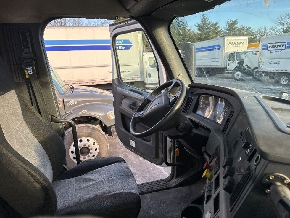 2019 Freightliner Cascadia 126" Day cab photo 14