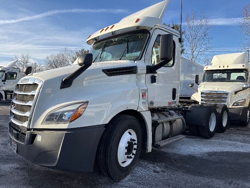 2019 Freightliner Cascadia 126" Day cab photo 3