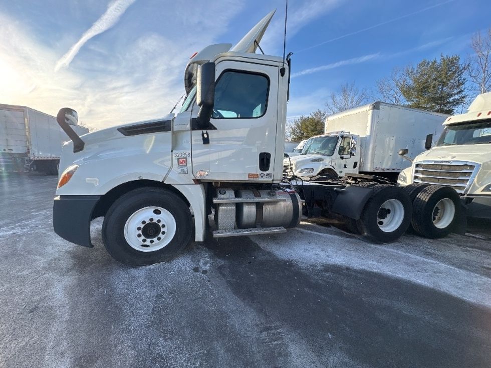 2019 Freightliner Cascadia 126" Day cab photo 4