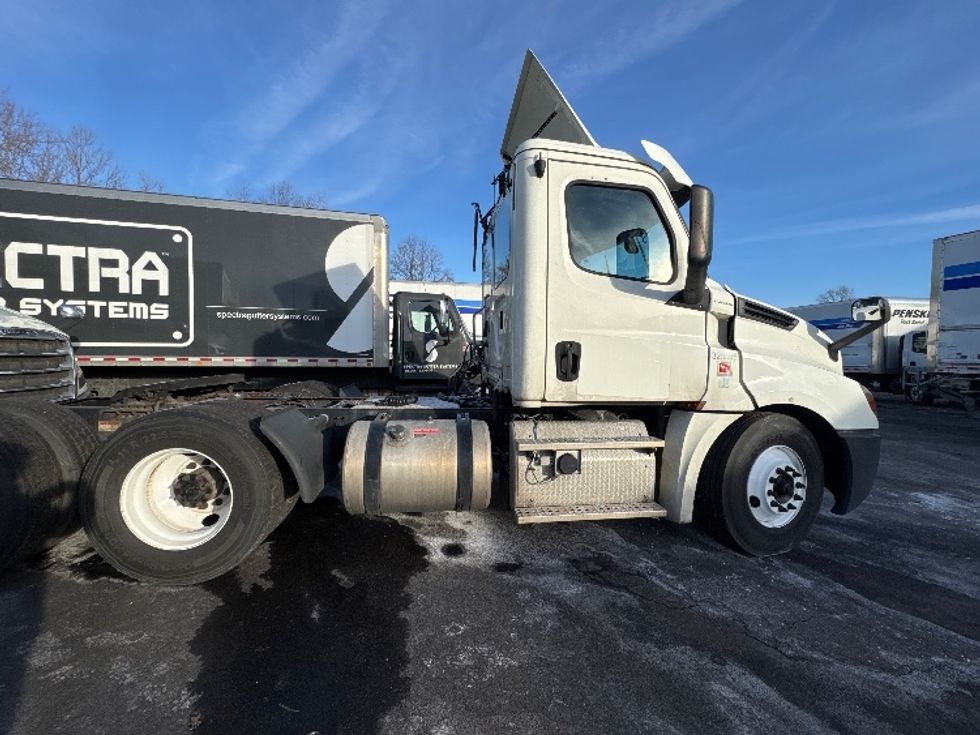 2019 Freightliner Cascadia 126" Day cab photo 8