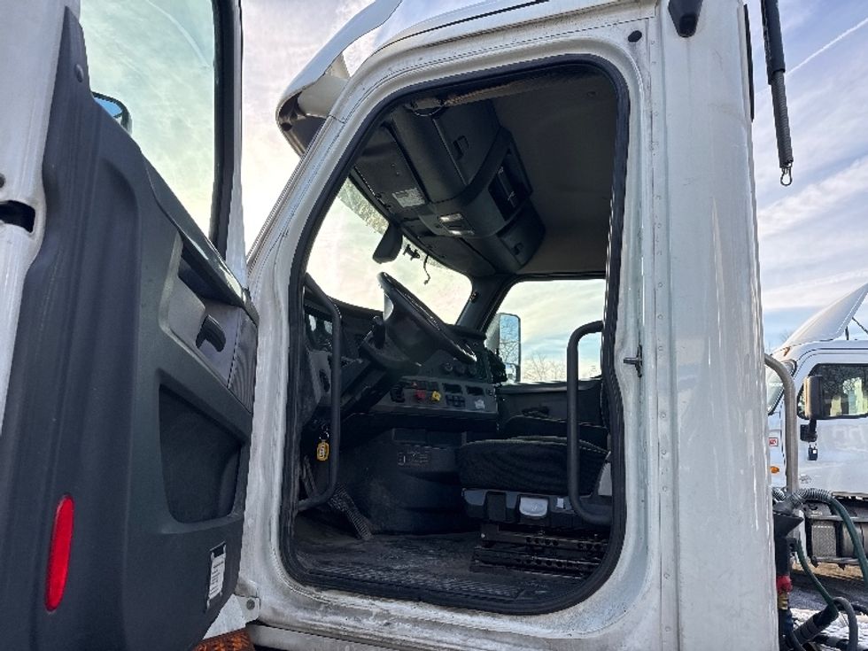 2019 Freightliner Cascadia 126" Day cab photo 9