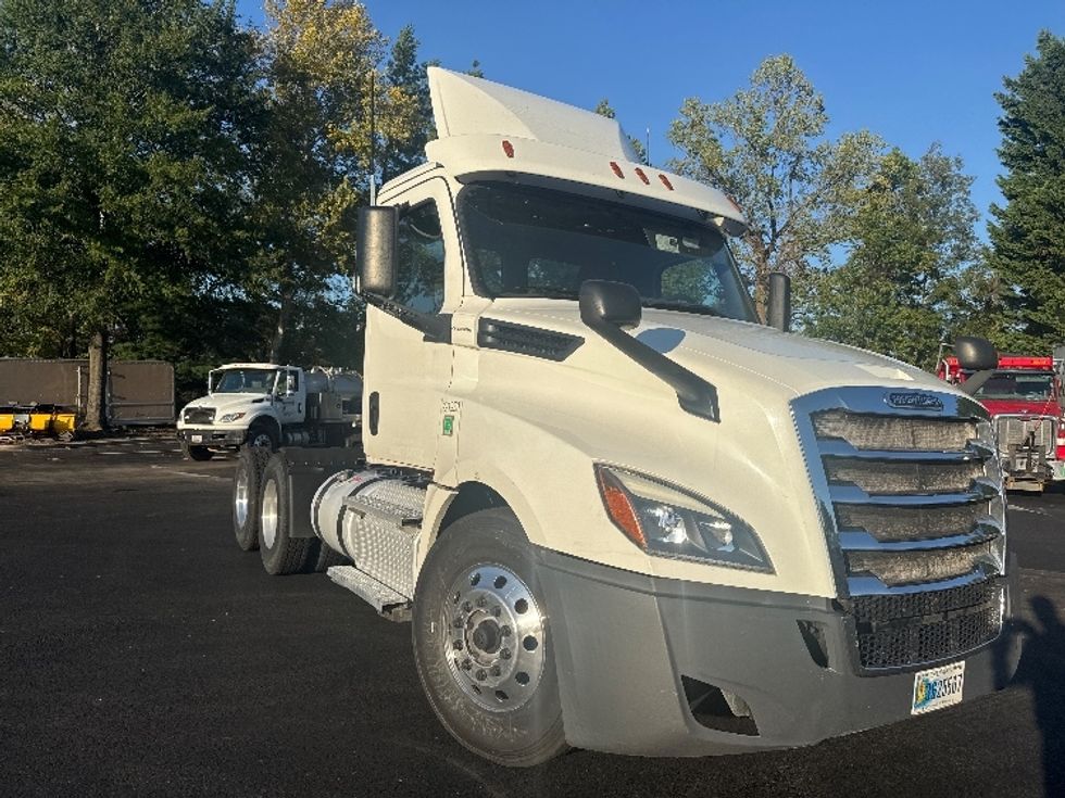 Day Cab Tractor-Heavy Duty Tractors-Freightliner-2019-T12664ST-Capitol Heights-MD-425,698\n\t\tmiles-$ 43,000 - Image 1
