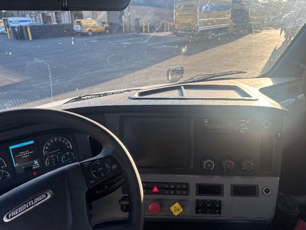 Day Cab Tractor-Heavy Duty Tractors-Freightliner-2019-T12664ST-Capitol Heights-MD-425,698\n\t\tmiles-$ 43,000 - Image 10