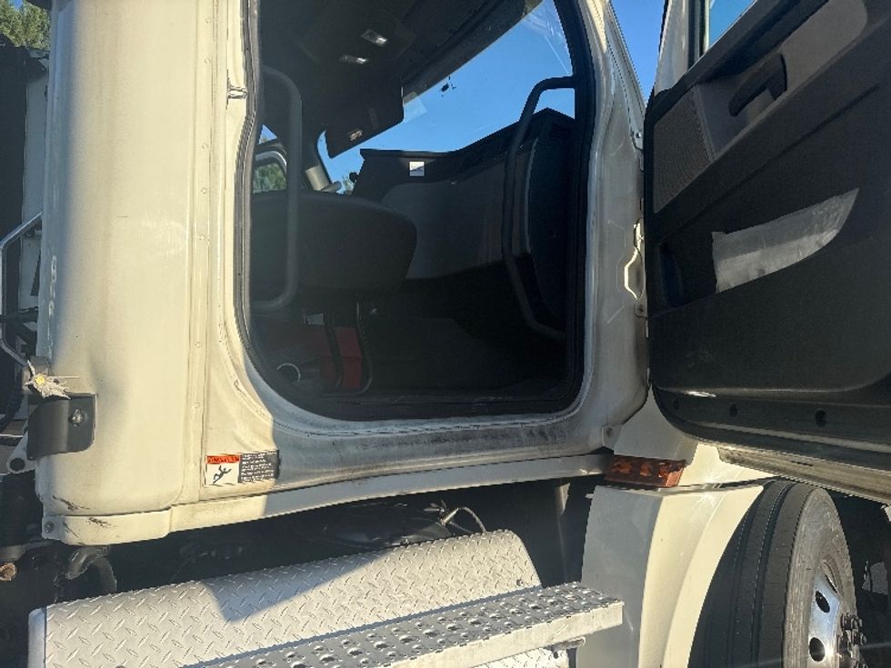 Day Cab Tractor-Heavy Duty Tractors-Freightliner-2019-T12664ST-Capitol Heights-MD-425,698\n\t\tmiles-$ 43,000 - Image 12
