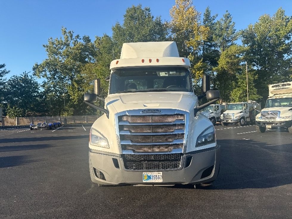 Day Cab Tractor-Heavy Duty Tractors-Freightliner-2019-T12664ST-Capitol Heights-MD-425,698\n\t\tmiles-$ 43,000 - Image 2