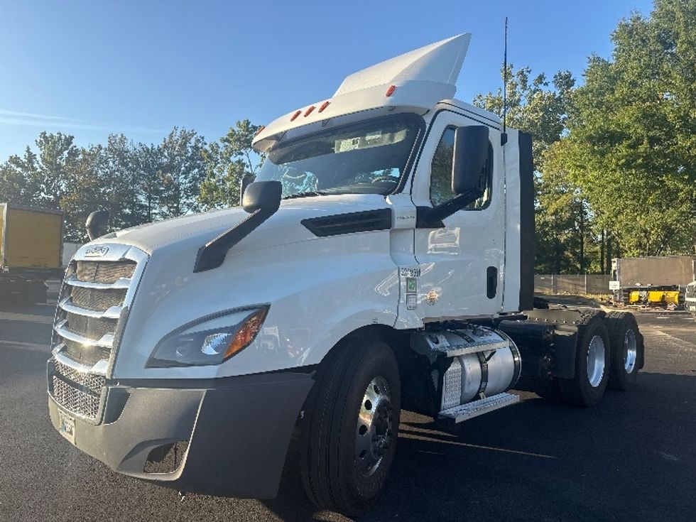 Day Cab Tractor-Heavy Duty Tractors-Freightliner-2019-T12664ST-Capitol Heights-MD-425,698\n\t\tmiles-$ 43,000 - Image 3