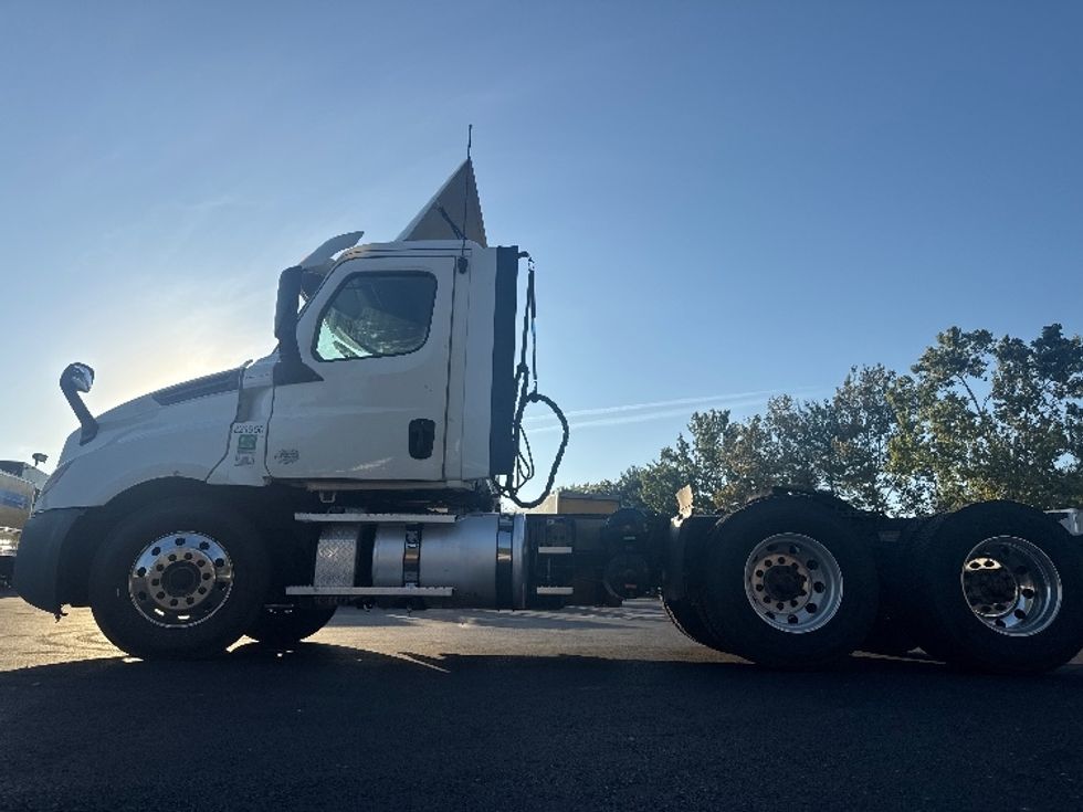Day Cab Tractor-Heavy Duty Tractors-Freightliner-2019-T12664ST-Capitol Heights-MD-425,698\n\t\tmiles-$ 43,000 - Image 4