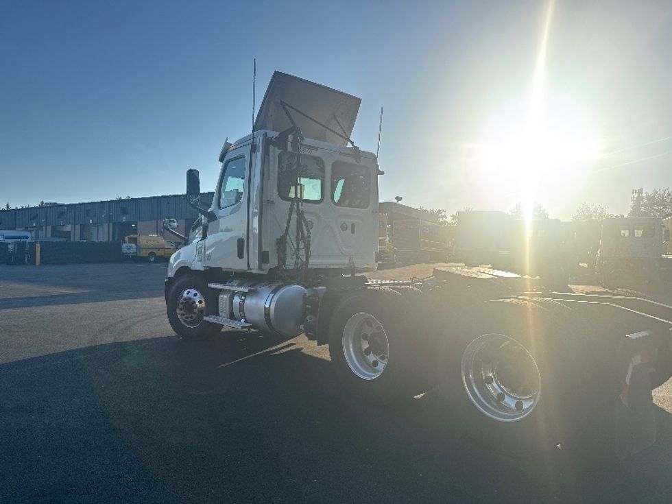 Day Cab Tractor-Heavy Duty Tractors-Freightliner-2019-T12664ST-Capitol Heights-MD-425,698\n\t\tmiles-$ 43,000 - Image 5