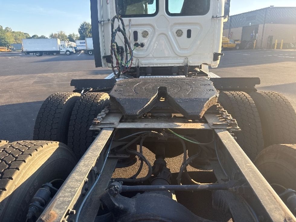 Day Cab Tractor-Heavy Duty Tractors-Freightliner-2019-T12664ST-Capitol Heights-MD-425,698\n\t\tmiles-$ 43,000 - Image 6