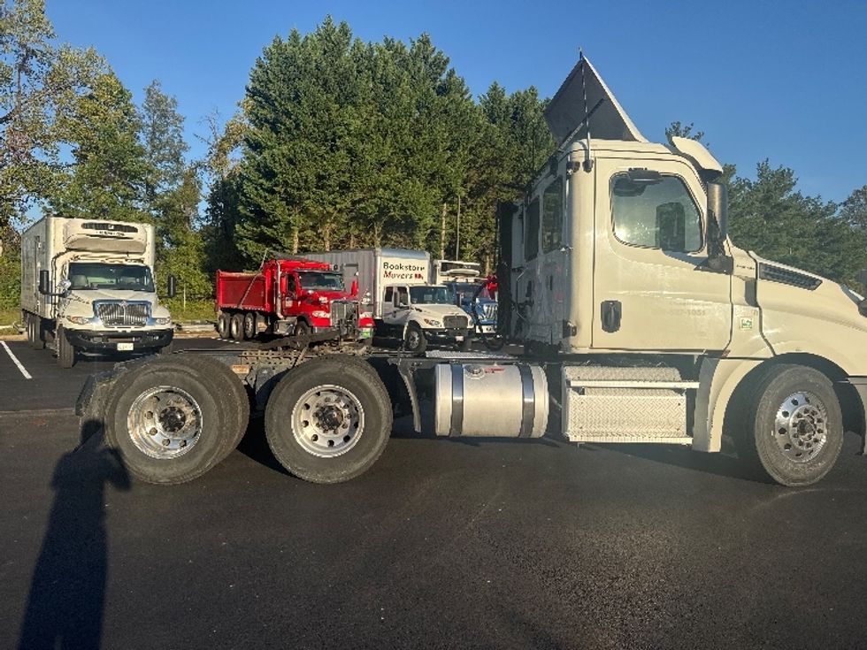Day Cab Tractor-Heavy Duty Tractors-Freightliner-2019-T12664ST-Capitol Heights-MD-425,698\n\t\tmiles-$ 43,000 - Image 8