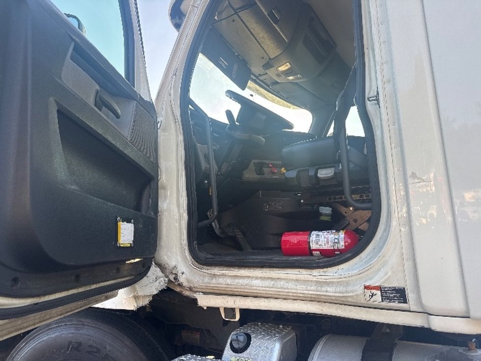 Day Cab Tractor-Heavy Duty Tractors-Freightliner-2019-T12664ST-Capitol Heights-MD-425,698\n\t\tmiles-$ 43,000 - Image 9