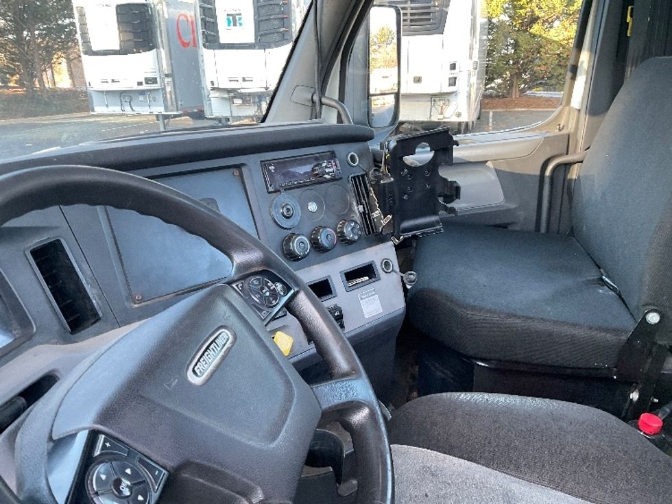 Day Cab Tractor-Heavy Duty Tractors-Freightliner-2019-T12664ST-Capitol Heights-MD-444,280\n\t\tmiles-$ 46,500 - Image 10