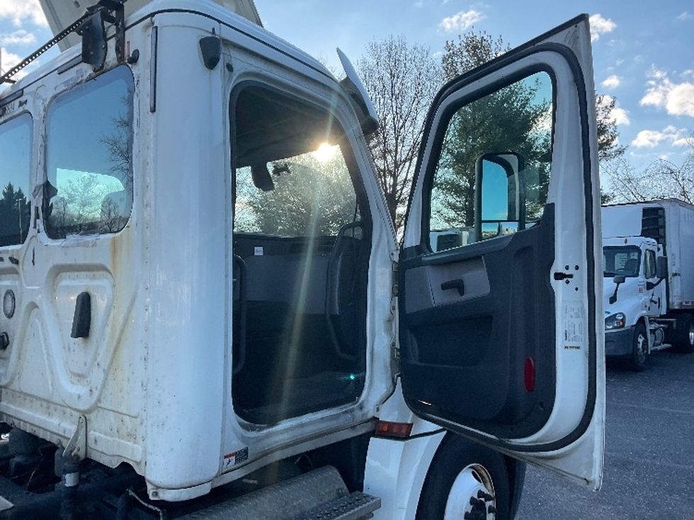Day Cab Tractor-Heavy Duty Tractors-Freightliner-2019-T12664ST-Capitol Heights-MD-444,280\n\t\tmiles-$ 46,500 - Image 12