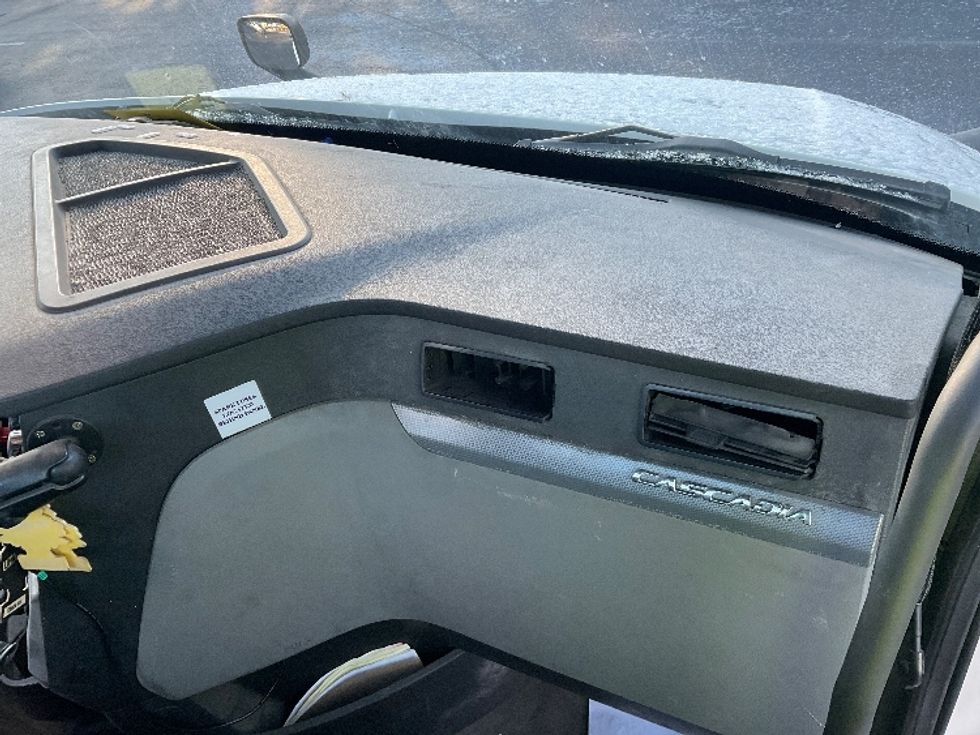 Day Cab Tractor-Heavy Duty Tractors-Freightliner-2019-T12664ST-Capitol Heights-MD-444,280\n\t\tmiles-$ 46,500 - Image 13