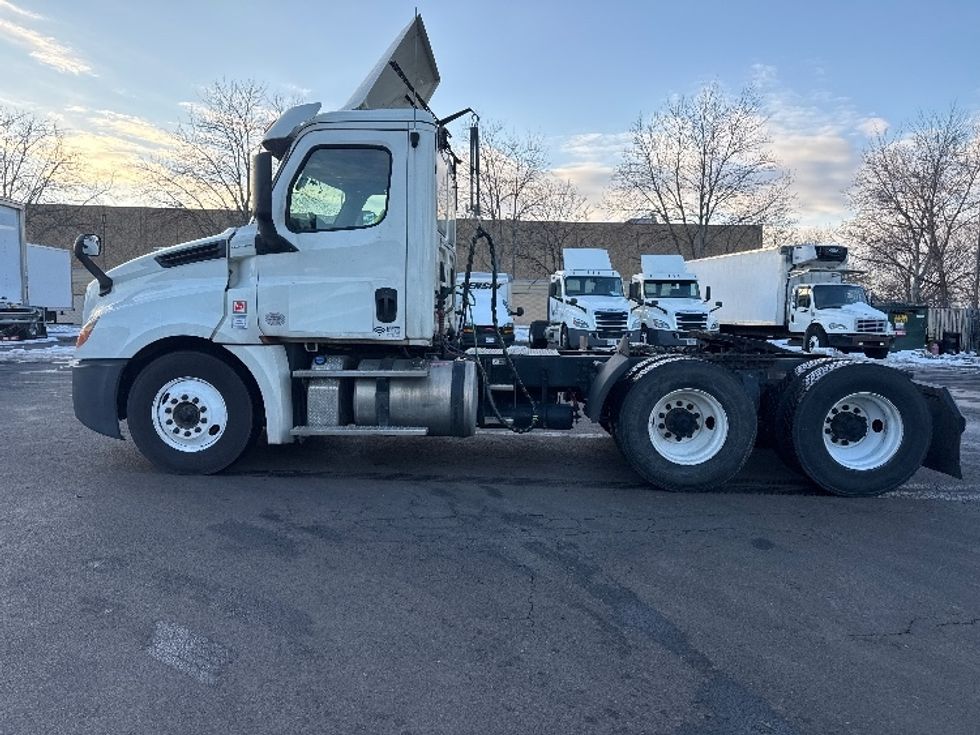 Day Cab Tractor-Heavy Duty Tractors-Freightliner-2019-T12664ST-Capitol Heights-MD-444,280\n\t\tmiles-$ 46,500 - Image 4