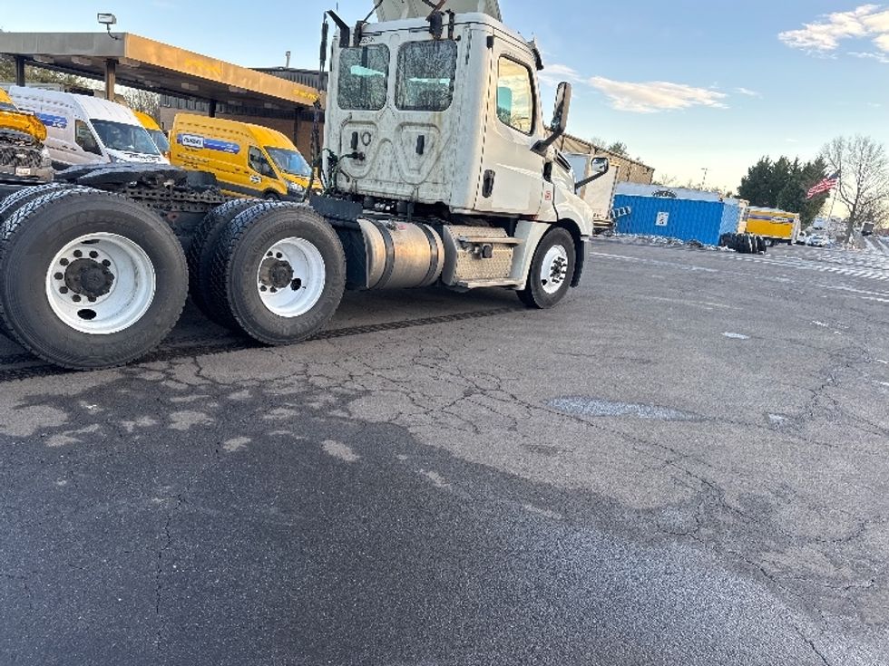 Day Cab Tractor-Heavy Duty Tractors-Freightliner-2019-T12664ST-Capitol Heights-MD-444,280\n\t\tmiles-$ 46,500 - Image 5