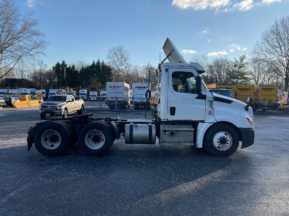 Day Cab Tractor-Heavy Duty Tractors-Freightliner-2019-T12664ST-Capitol Heights-MD-444,280\n\t\tmiles-$ 46,500 - Image 8