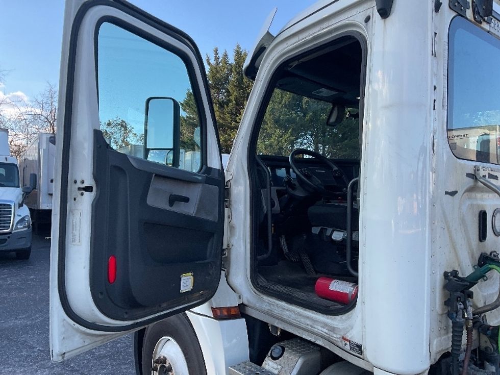 Day Cab Tractor-Heavy Duty Tractors-Freightliner-2019-T12664ST-Capitol Heights-MD-444,280\n\t\tmiles-$ 46,500 - Image 9